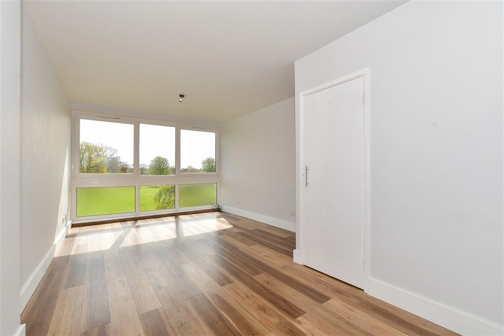 Property photo 3 of 11 Lounge