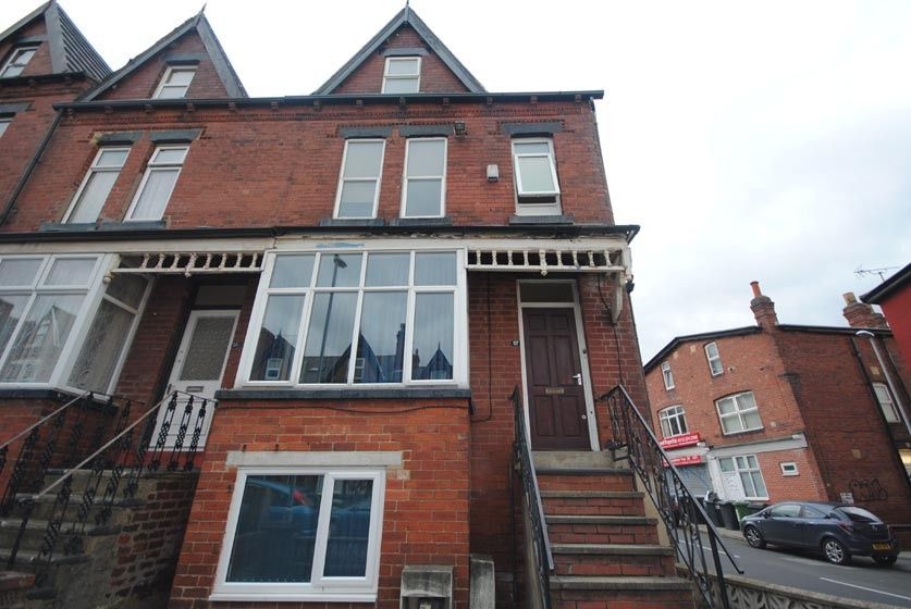 Property photo 2 of 10 Red-Brick Terraced Property With Bay Windows, An E...