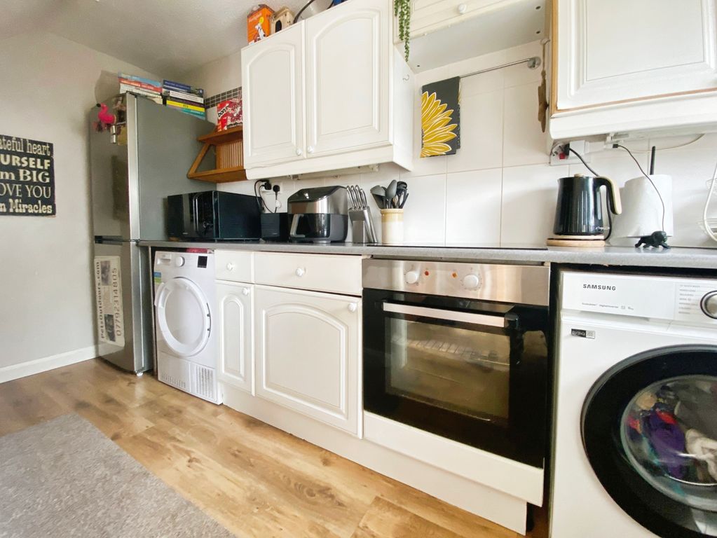Property photo 3 of 11 Kitchen