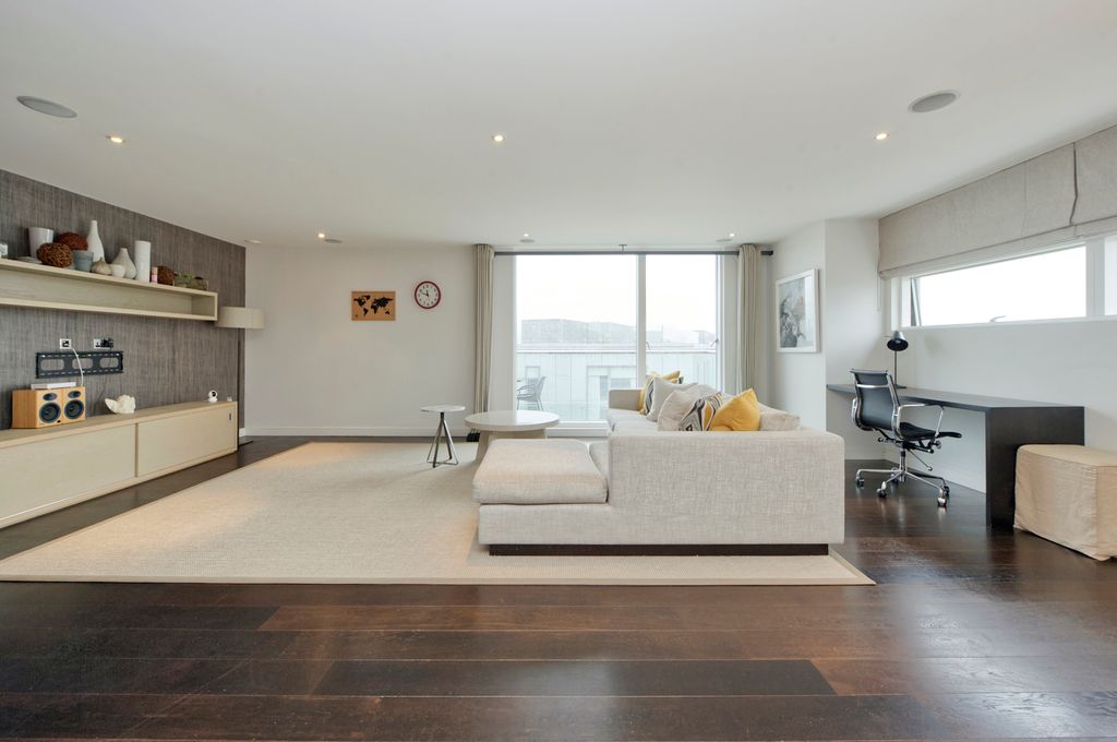 Property photo 3 of 10 Sitting Room