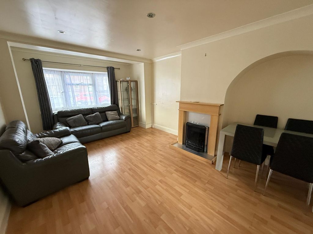 Property photo 1 of 17 3-Bedroom Terraced House In Dagenham