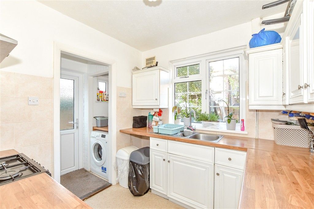 Property photo 2 of 11 Kitchen