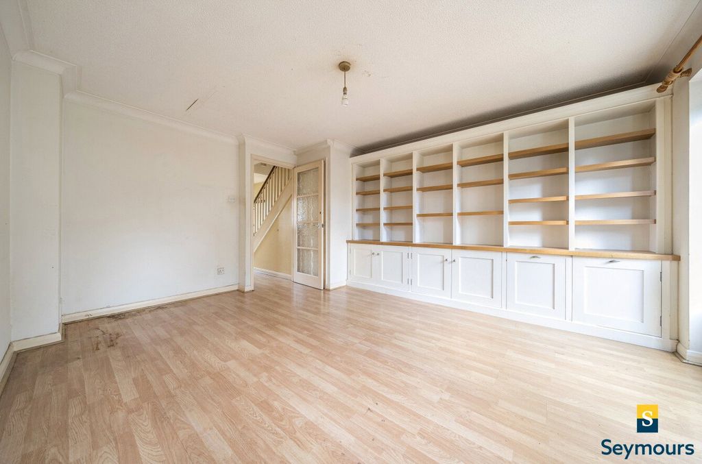 Property photo 2 of 13 Built In Shelving