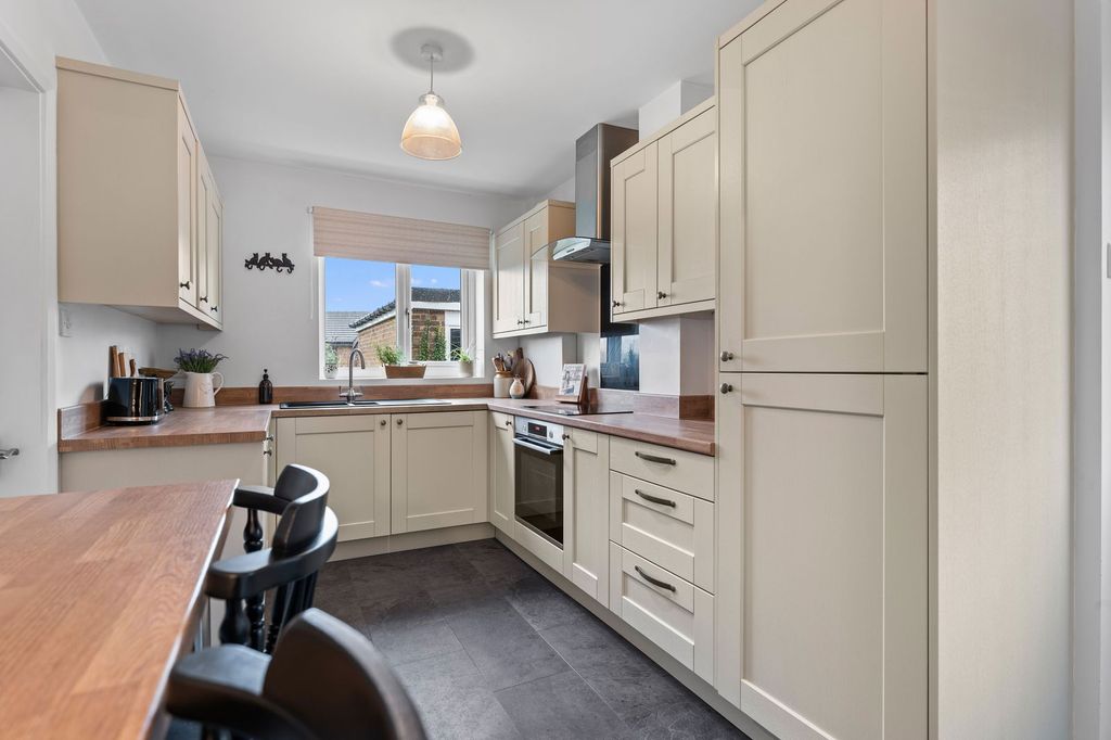 Property photo 2 of 27