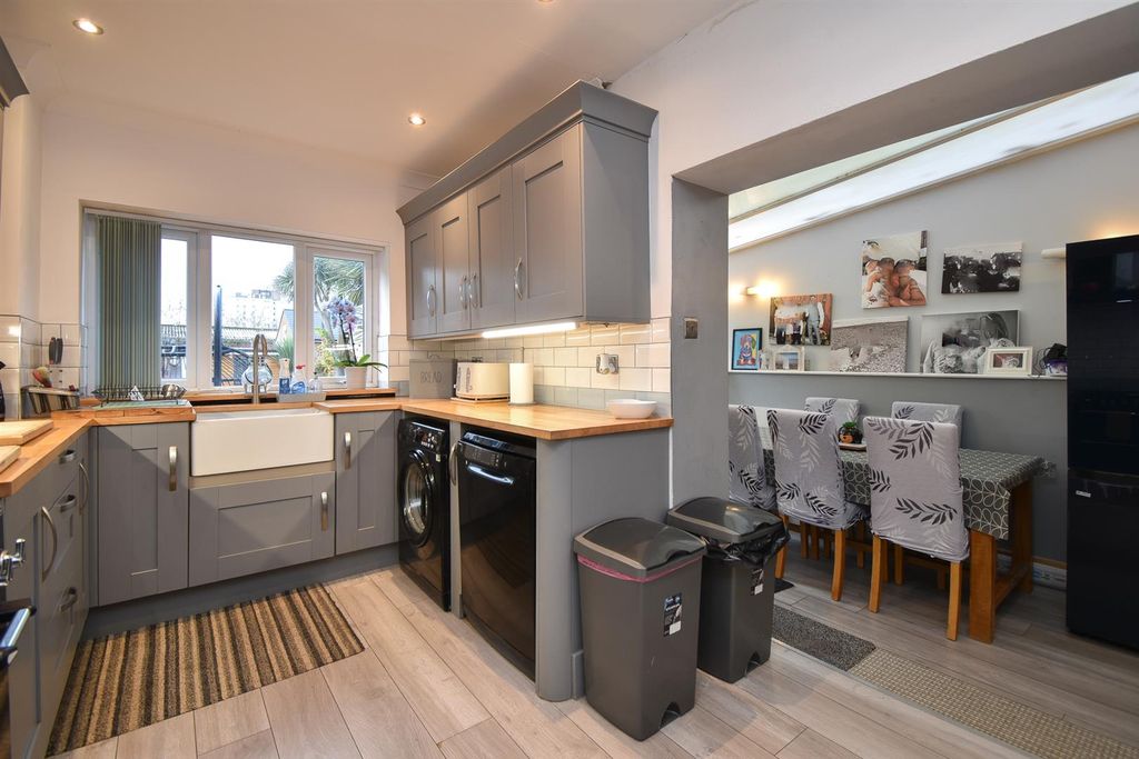 Property photo 1 of 17 Kitchen