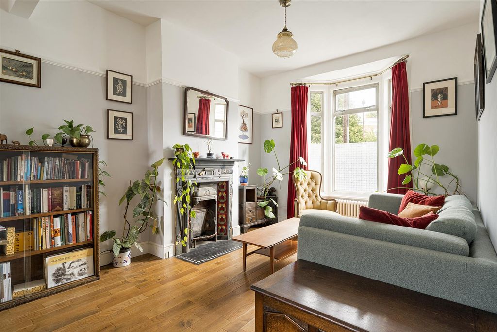 Property photo 2 of 36 Chestnut Avenue, E7