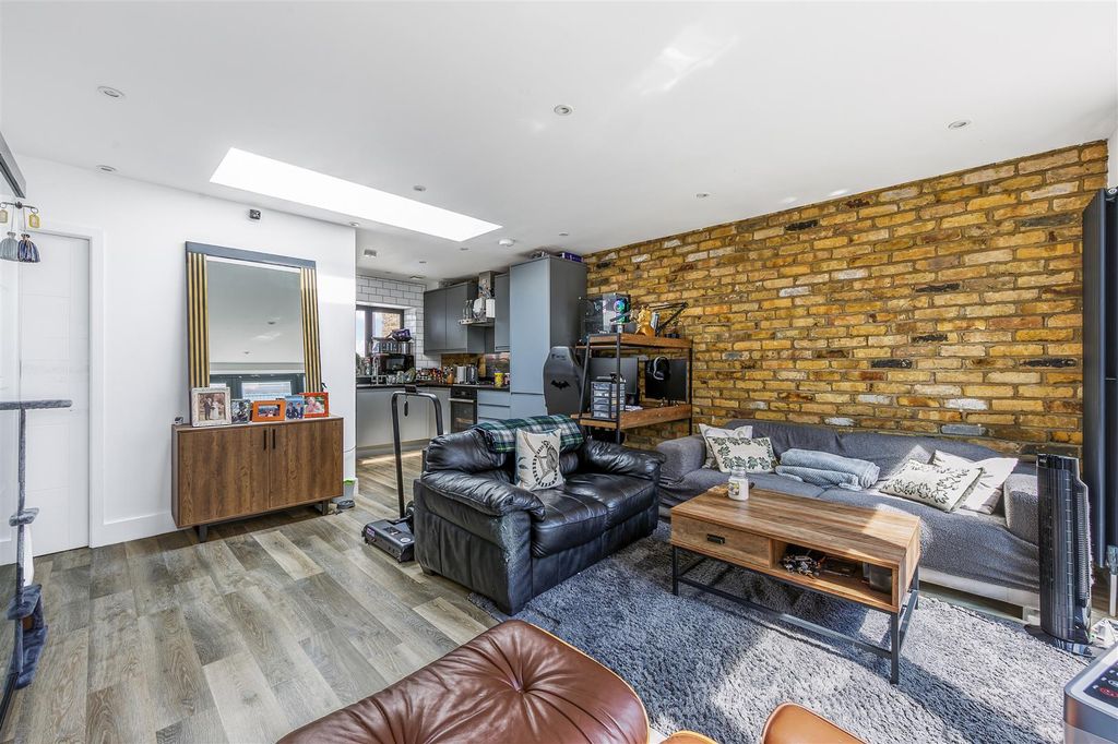 Property photo 3 of 11 21 York Road-3.Jpg