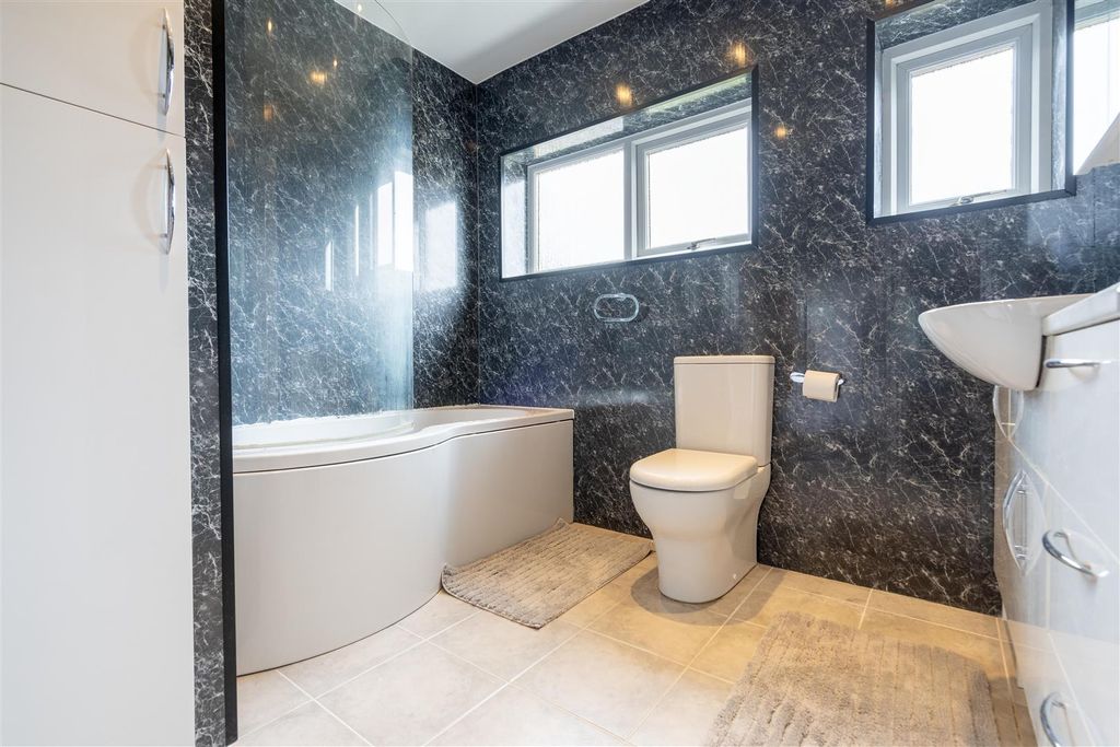 Property photo 2 of 8 Bathroom