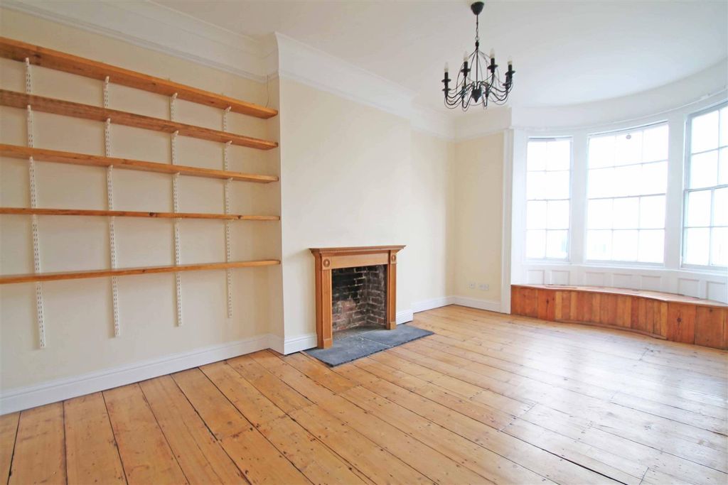 Property photo 1 of 9 Living/Dining Room