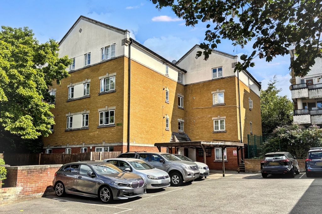 Property photo 1 of 11 Flat 13 Presentation House, 240 Wick Road, Hackney, London, E9 5Dr