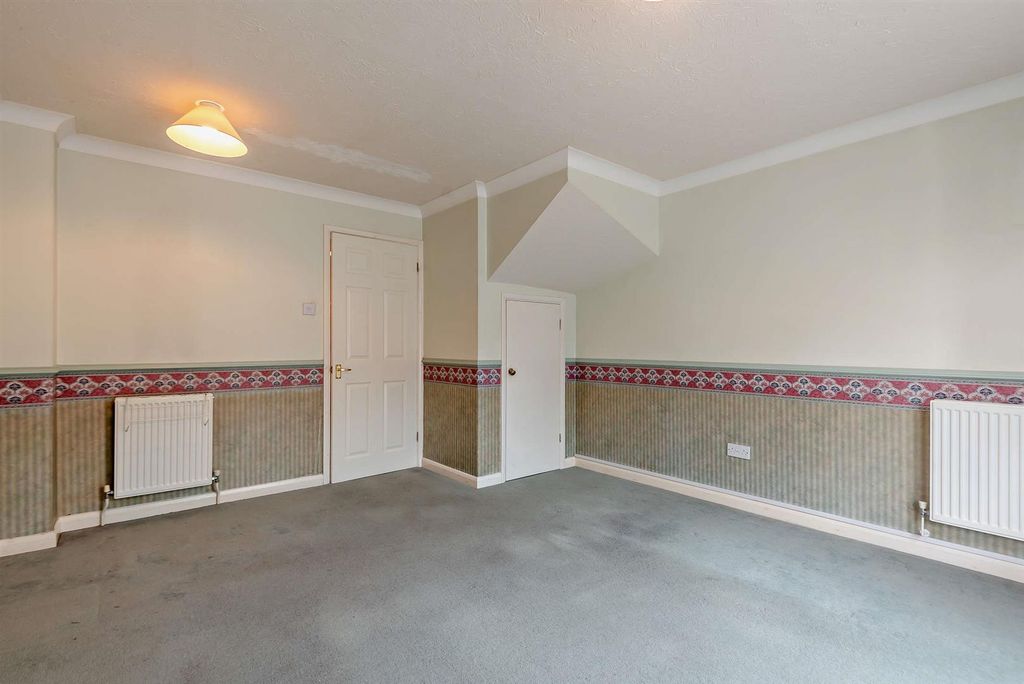 Property photo 3 of 11 8691940-Interior09-800.Jpg