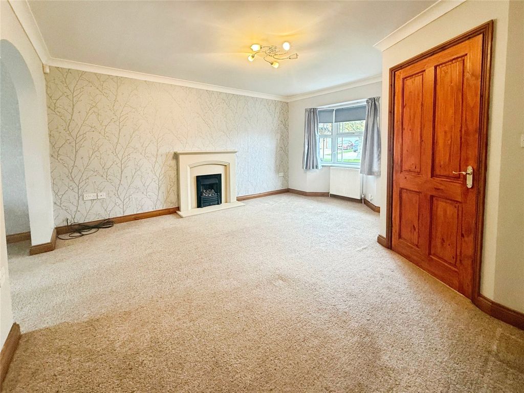 Property photo 3 of 17 Lounge