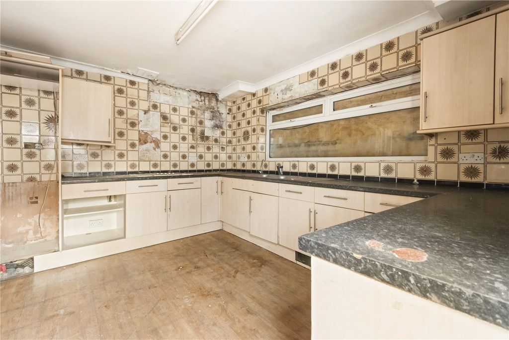 Property photo 3 of 12 Kitchen