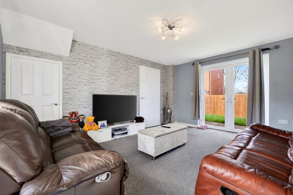 Property photo 3 of 11 Living Room (3)