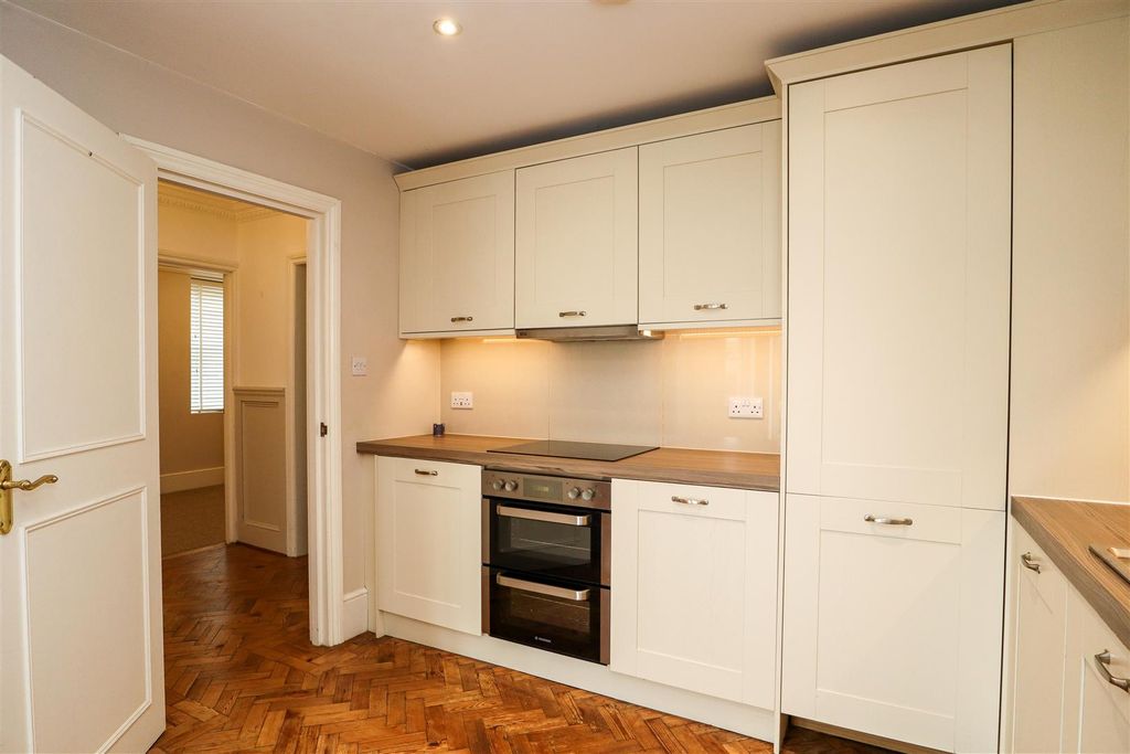 Property photo 2 of 11 Kitchen