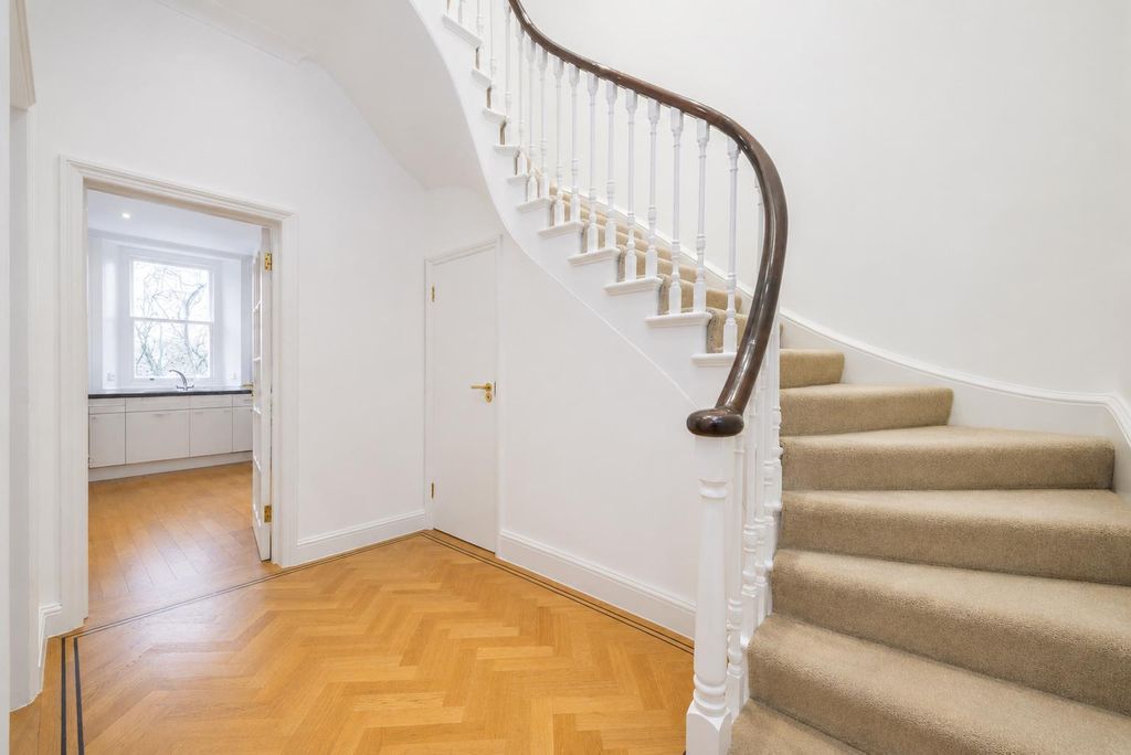Property photo 2 of 16 Hallway Pont St New 26 (1).Jpg