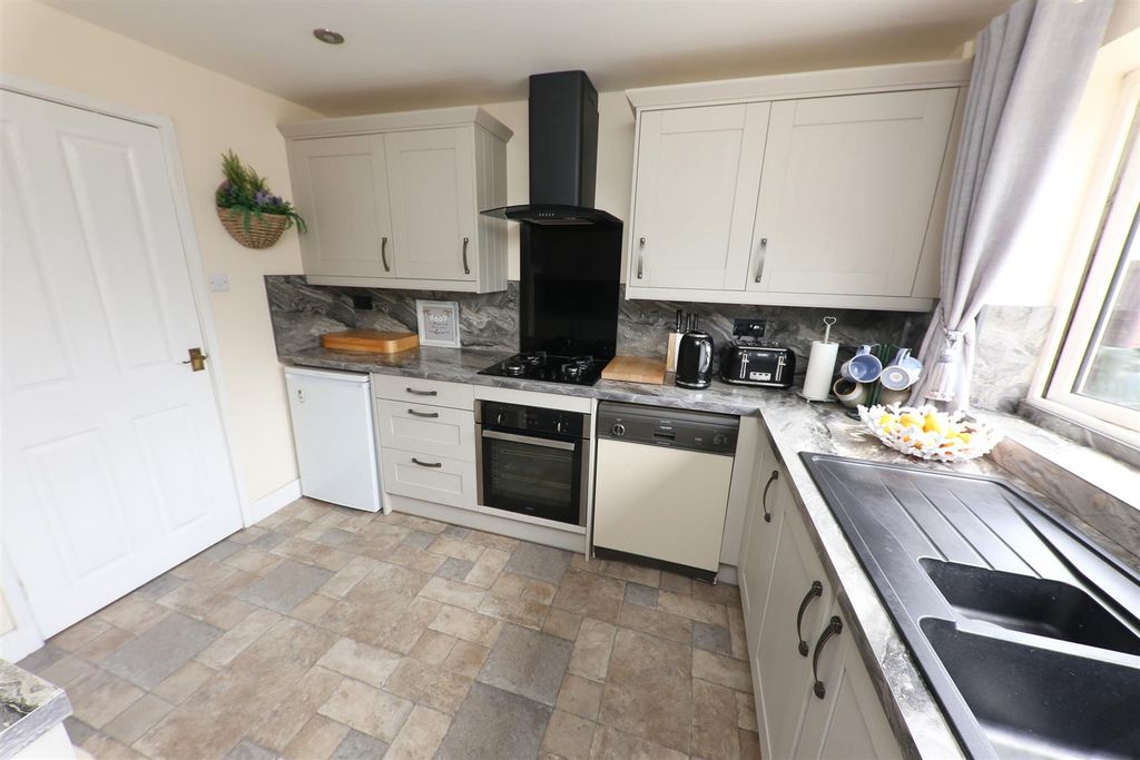 Property photo 3 of 17 Kitchen