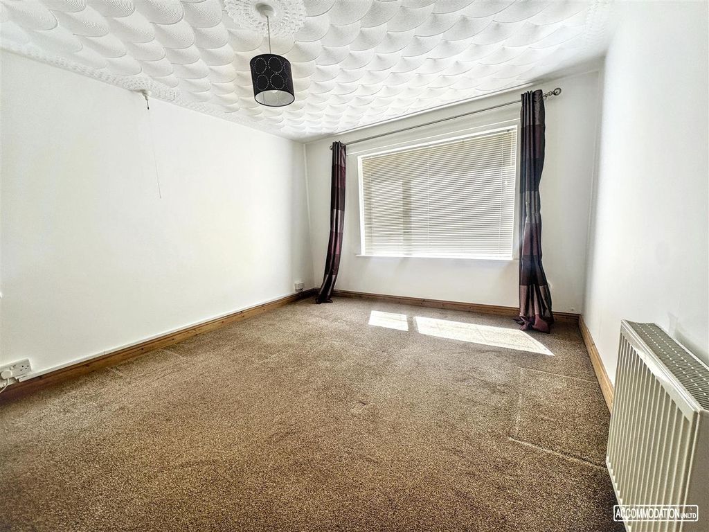 Property photo 3 of 9 Bright, Spacious Room With Large Sunny Window...