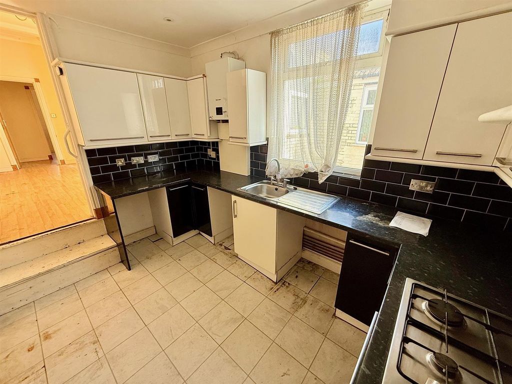 Property photo 3 of 8 Kitchen