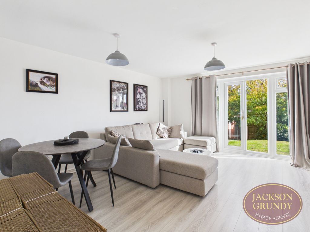 Property photo 2 of 20 Farnborough Drive