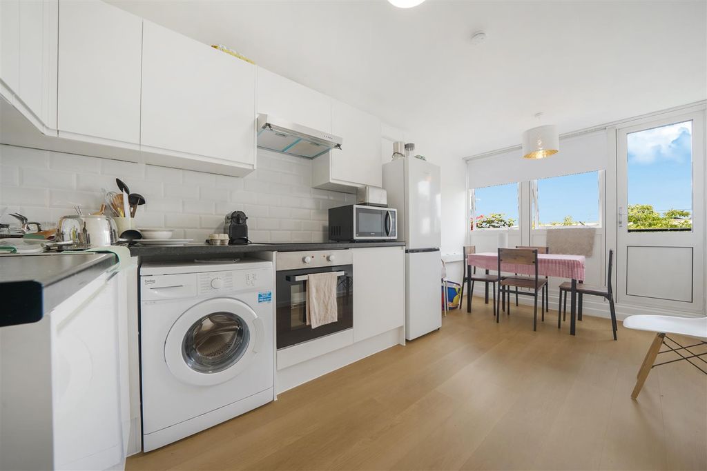 Property photo 3 of 21 Flat 184, Holcroft Court - Rnlf7m8Drsd4Ip4Bio8Y.Jp