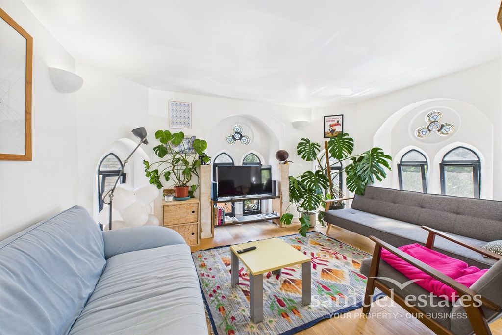 Property photo 1 of 17 Living Room