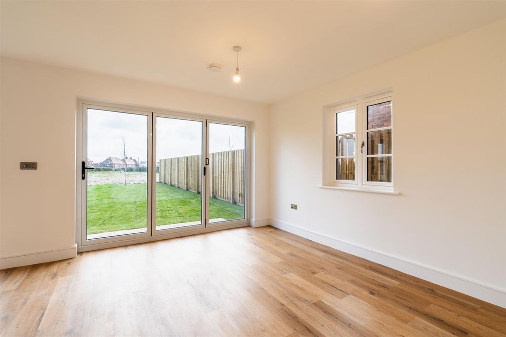 Property photo 2 of 15 Living Kitchen