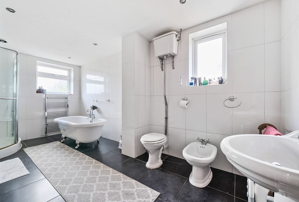 Property photo 2 of 19 1331038-13-689c8c...