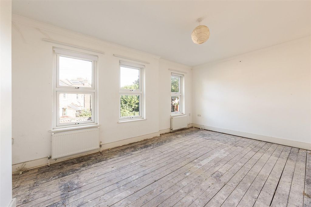 Property photo 2 of 17 Edward Road, E17