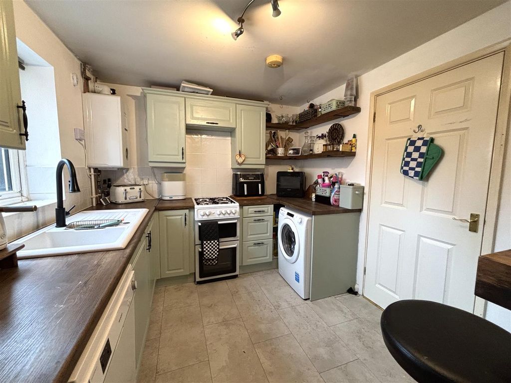 Property photo 3 of 11 Kitchen