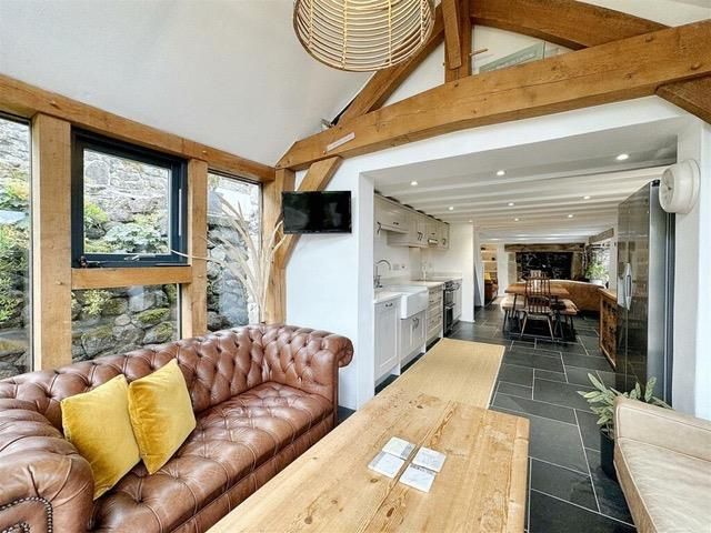 Property photo 2 of 33 39Dd7E90-4248-4Ebc-99Be-8Caf6A180090.Jpeg