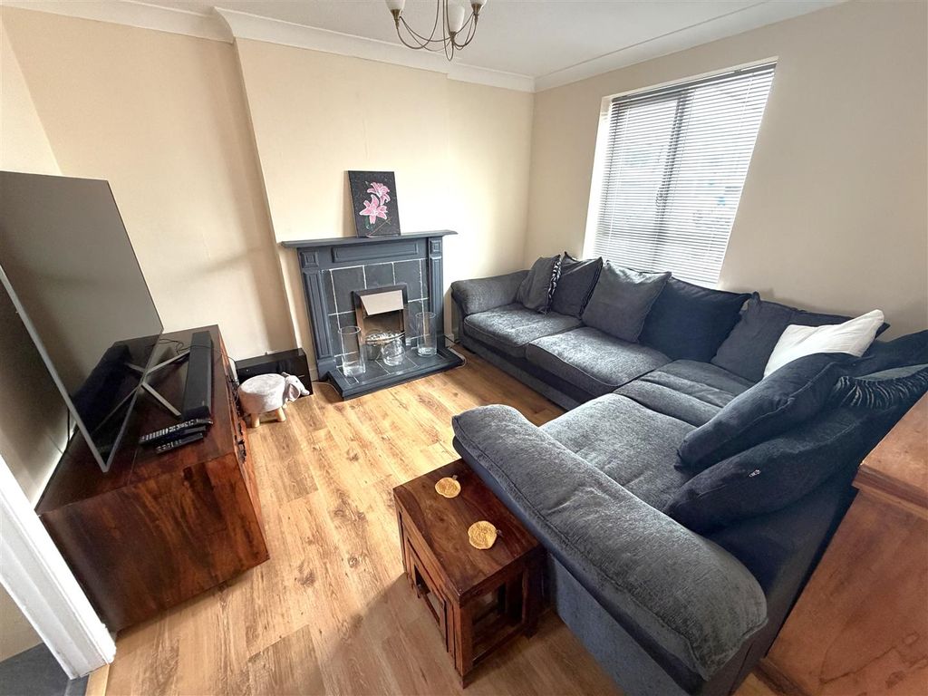 Property photo 2 of 12 Lounge