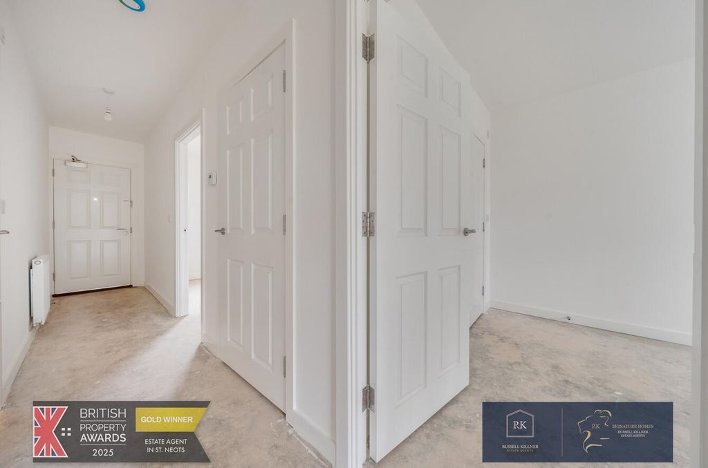 Property photo 3 of 12 Hallway.