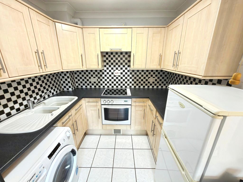 Property photo 3 of 8 Kitchen