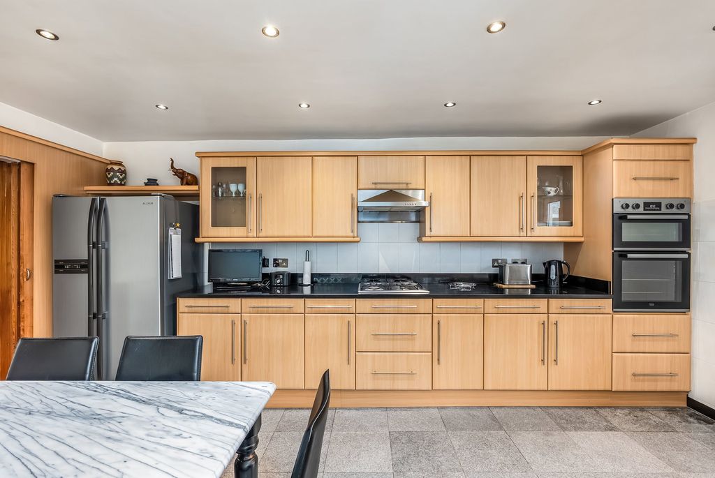 Property photo 2 of 22