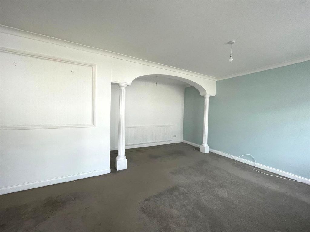 Property photo 3 of 12 4F27F069-6B31-4E5d-B3d1-828E01Aa04B8.Jpg