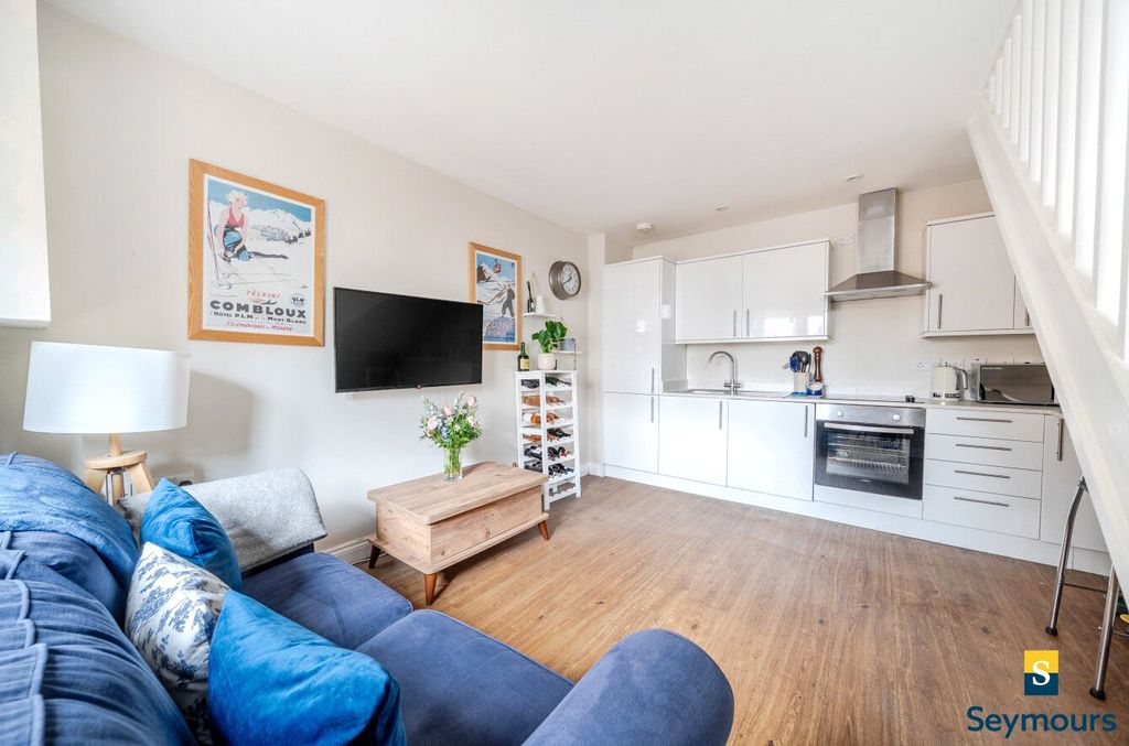 Property photo 2 of 16 Living/Kitchen