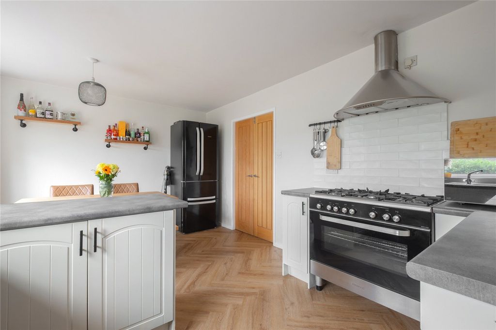 Property photo 3 of 20 Dining Kitchen