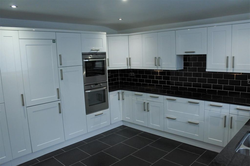 Property photo 3 of 8 Kitchen