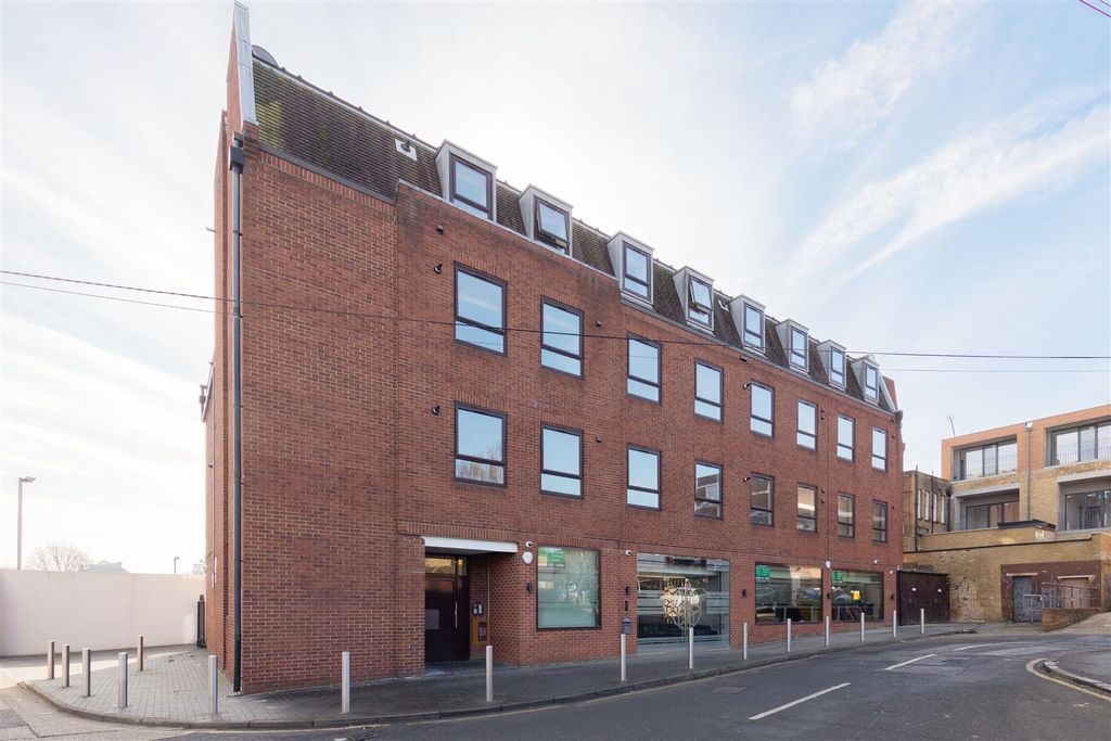 Property photo 1 of 16 Eastwood Close, E18