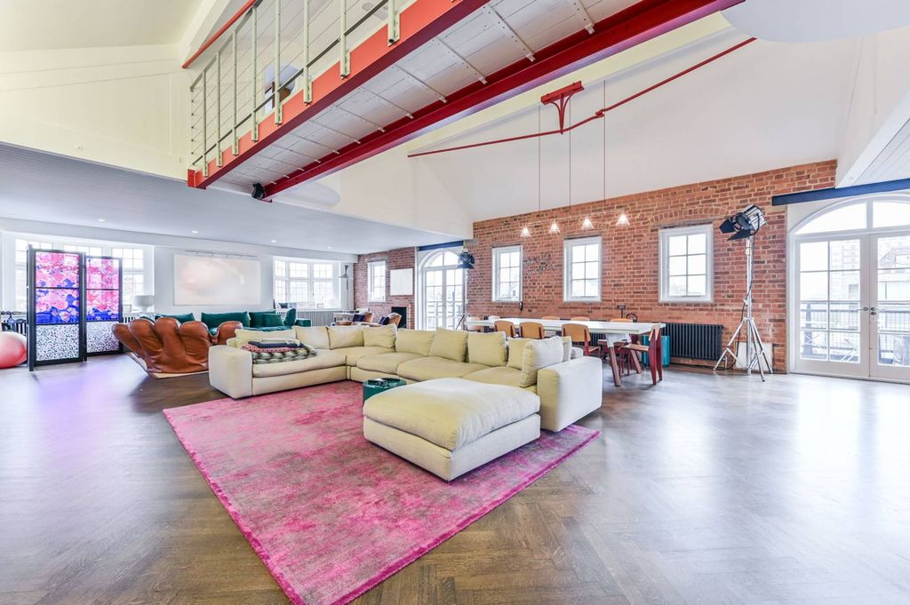 Property photo 2 of 17