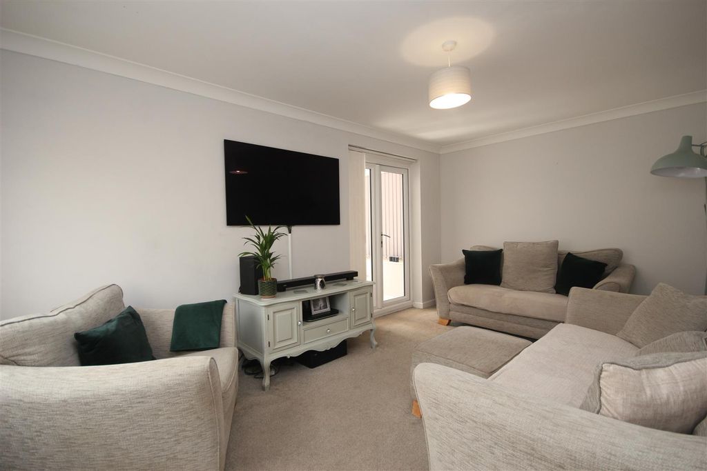 Property photo 2 of 13 Lounge.Jpg