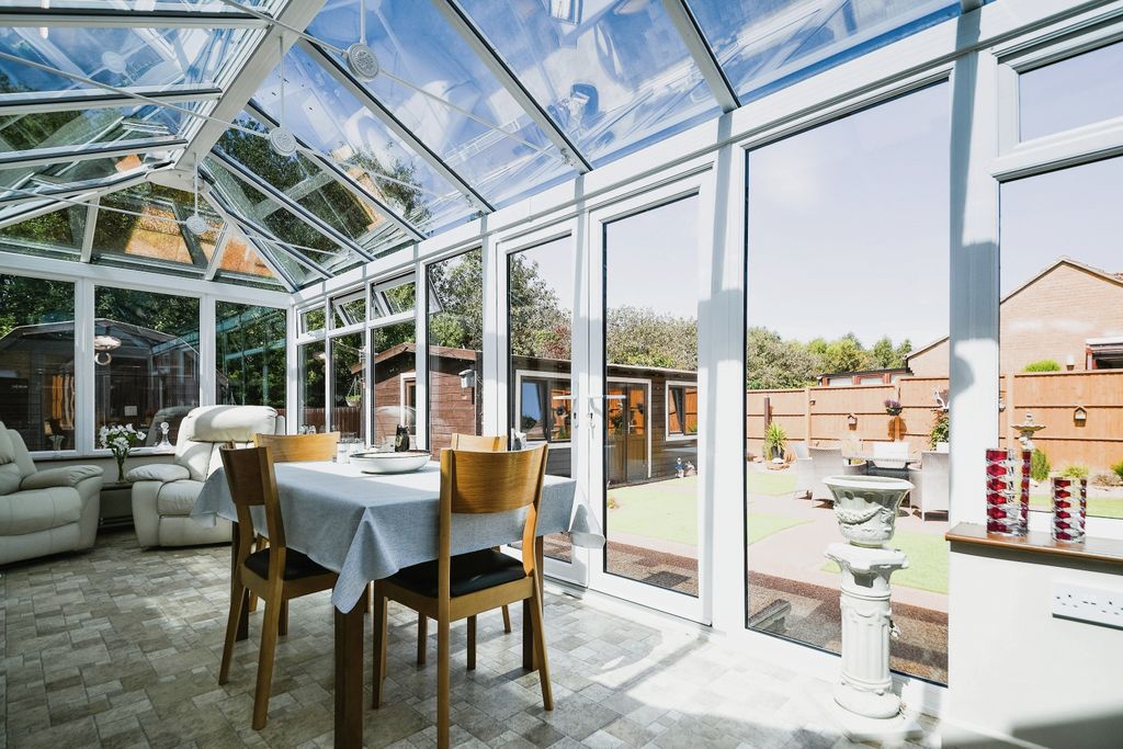 Property photo 2 of 17 Conservatory