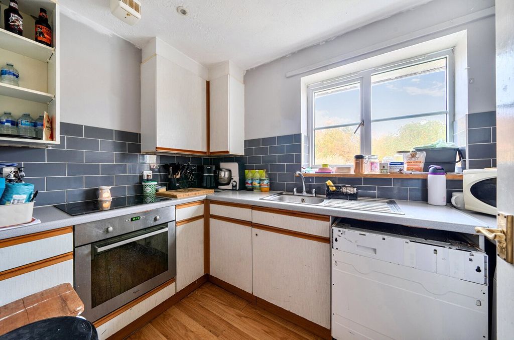 Property photo 3 of 9 1375914-8-690Cbd3...