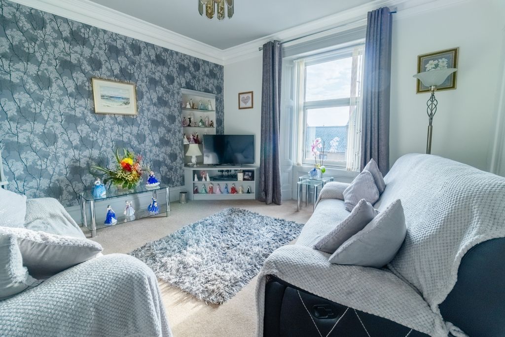 Property photo 3 of 25 Lounge