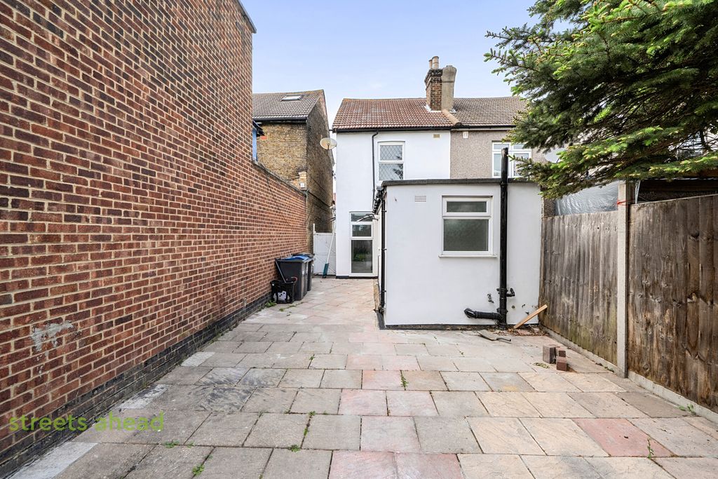 Property photo 3 of 16 8Baf4A03-0A09-41c...