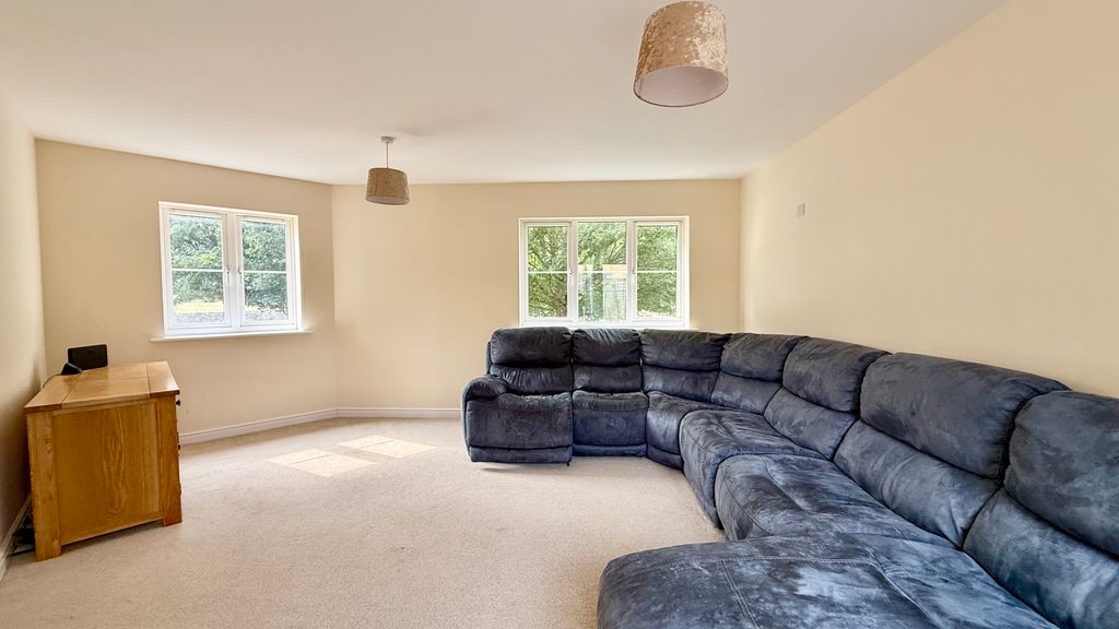 Property photo 3 of 15 Lounge