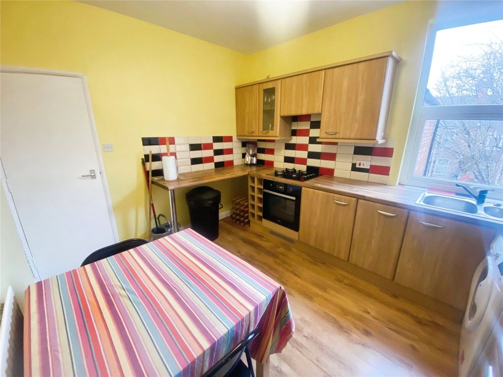 Property photo 3 of 7 Kitchen