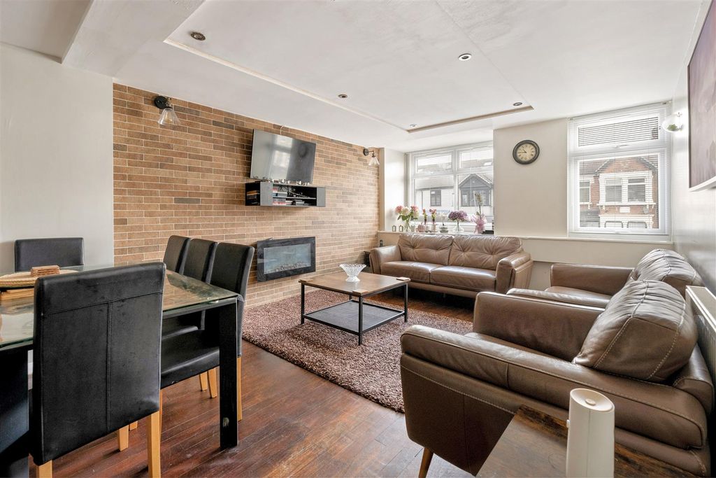 Property photo 1 of 18 Lonsdale Road, E11
