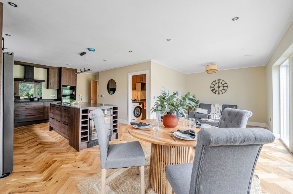 Property photo 2 of 16 1328510-21-687F82...